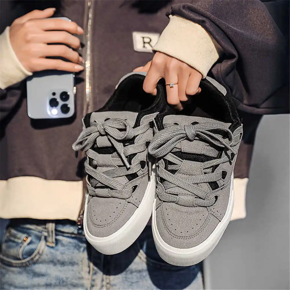 Streetwear Brand Ideas - Sepatu bot krem wanita, dengan tali